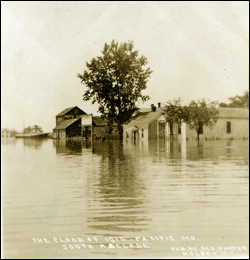 An old photo of the 1915 Pacific Flood